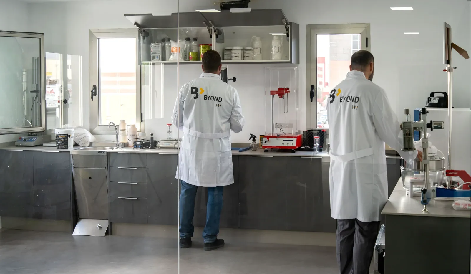 Equipo BYOND trabajando en el laboratorio